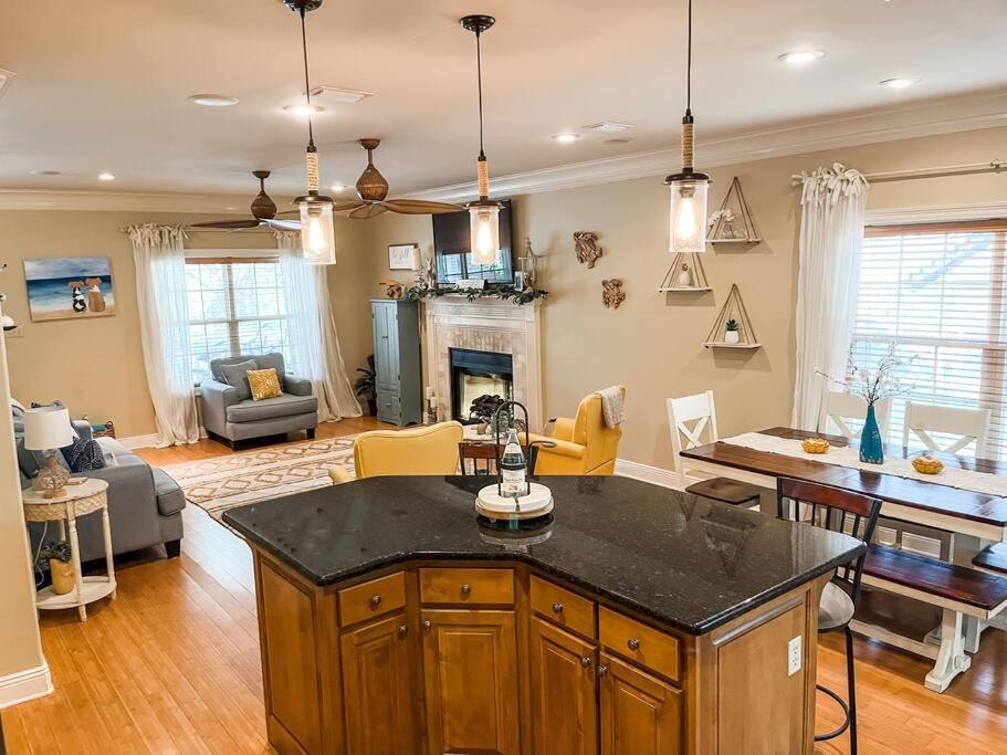 Pet Friendly Tranquil Cottage With Fire-Pit And Seasonal Hot Tub Sept-March Minutes To Beaches Dauphin Island Exterior foto